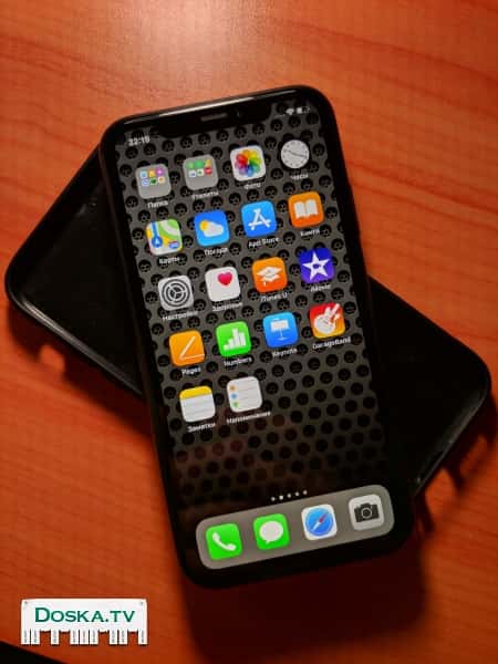 Iphone XR 128GB черного цвета. Купил аппарат месяц назад, хотел