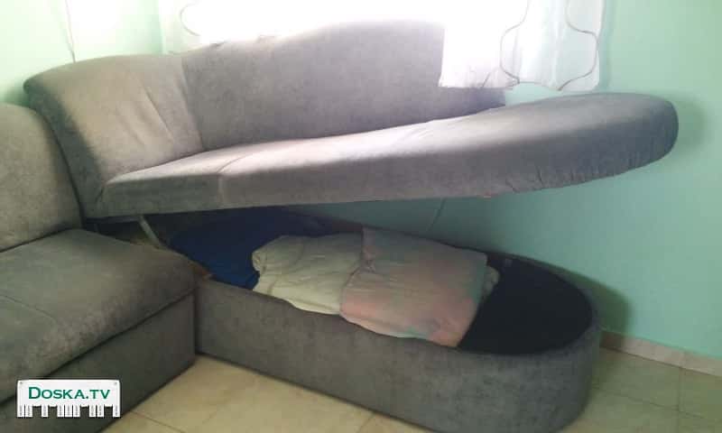 Качественный диван, раздвигается в двуспальную кровать.