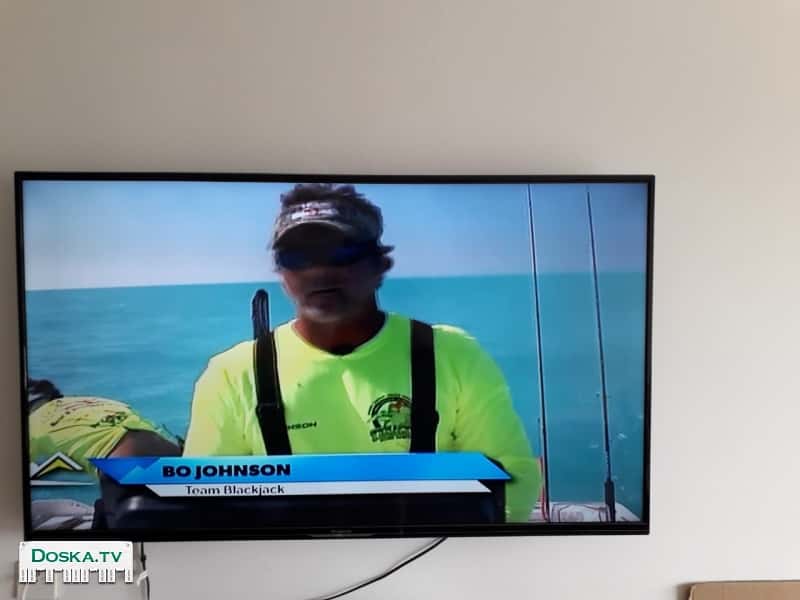 Телевизор -панель на стене, картинка яркая. Хайфа.  Торг уместен.