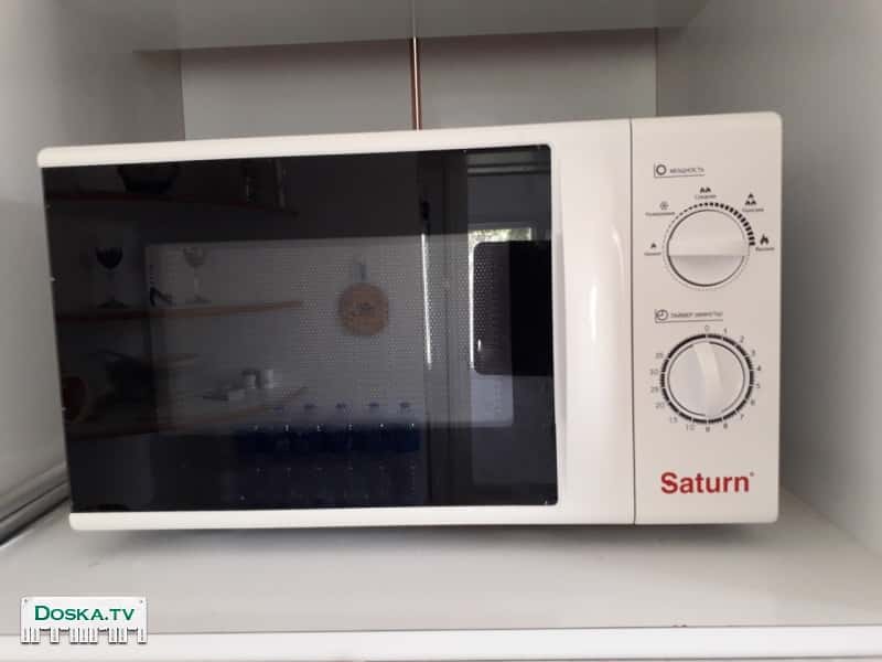 Микроволновая печь белого цвета. Ширина 43см, глубина 29см, высота 24см