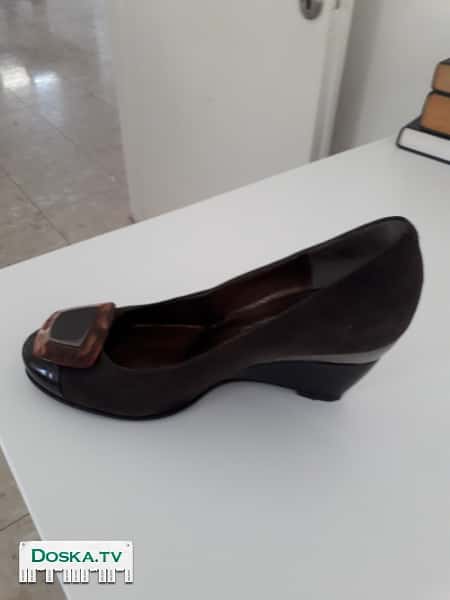 Замшевые туфли на сплошной платформе с перламутровой вставкой на каблуке.