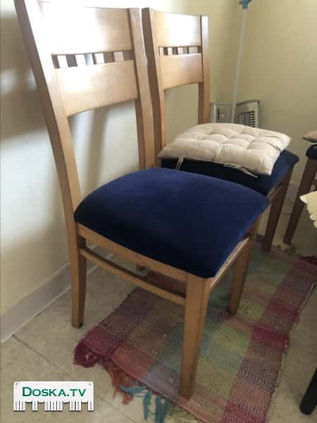 5 стульев из дерева, велюровая обивка, в отличном состоянии.