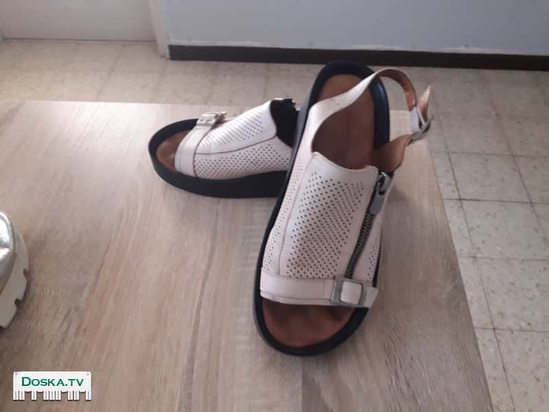 Почти новые. один раз были обуты. размер 37