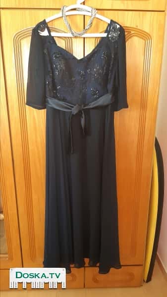 Продаю вечернее платье темносинего цвета.в комплект входит шаль и ожерелье