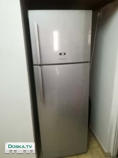 Цвет металик, но фрост рефрежератор. Морозильная камера сверху -2 полки.