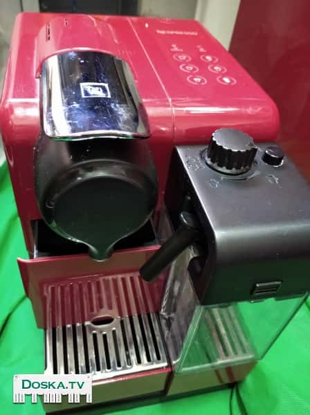 МАШИНА фирма неспрессо для приготовления кофе с молочной пенкой