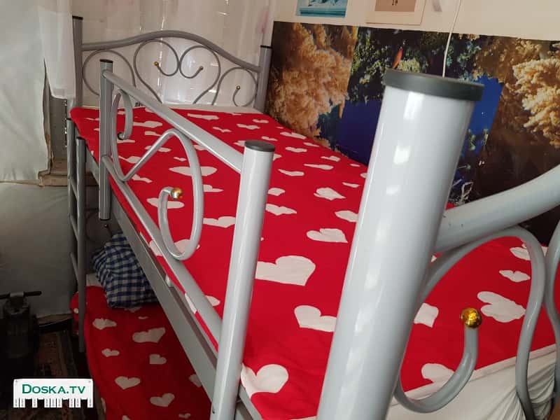 Двухьярусная кровать с матрасами.