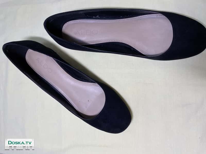 Замшевые туфли ALDO на небольшом каблуке. Материал 100% замша, внутри