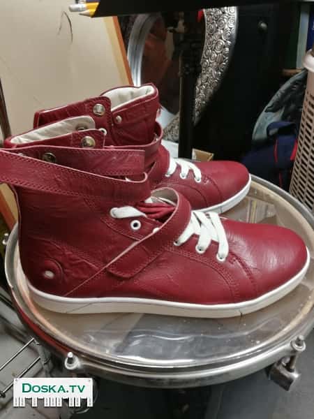 Ботинки практически новые. Не носили... Только померяли и размер не