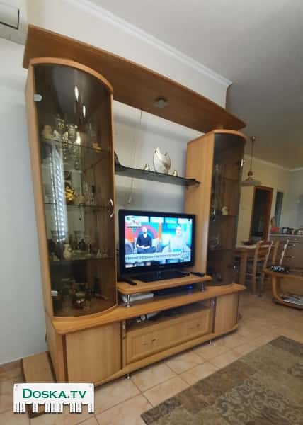 Стенка с витринами, с подсветкои в прекрасном состоянии.