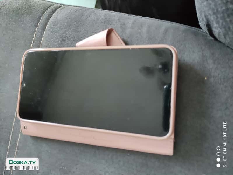 Телефон практически новый Самсунг А10