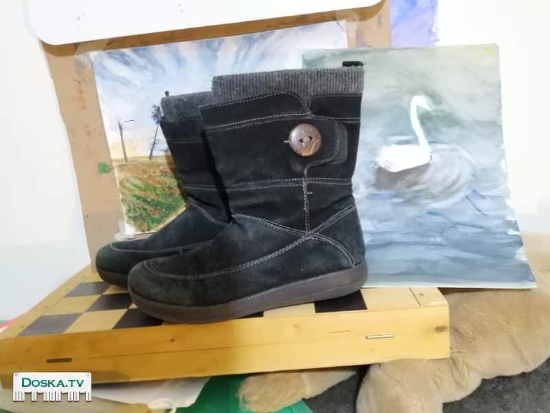 Продаются женские сапожки  из натуральной замши очень удобные.