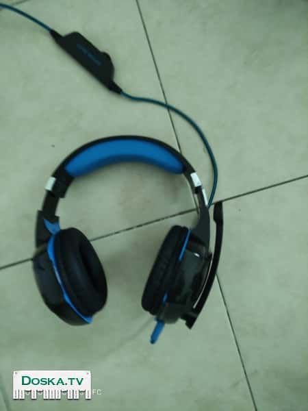 Отличные почти новые наушники с микрофоном. Светится при включении!