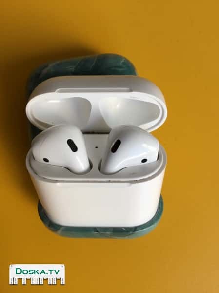 наушники с беспроводным зарядным футляром. Пользовалась месяц: нет трещин, сколов,