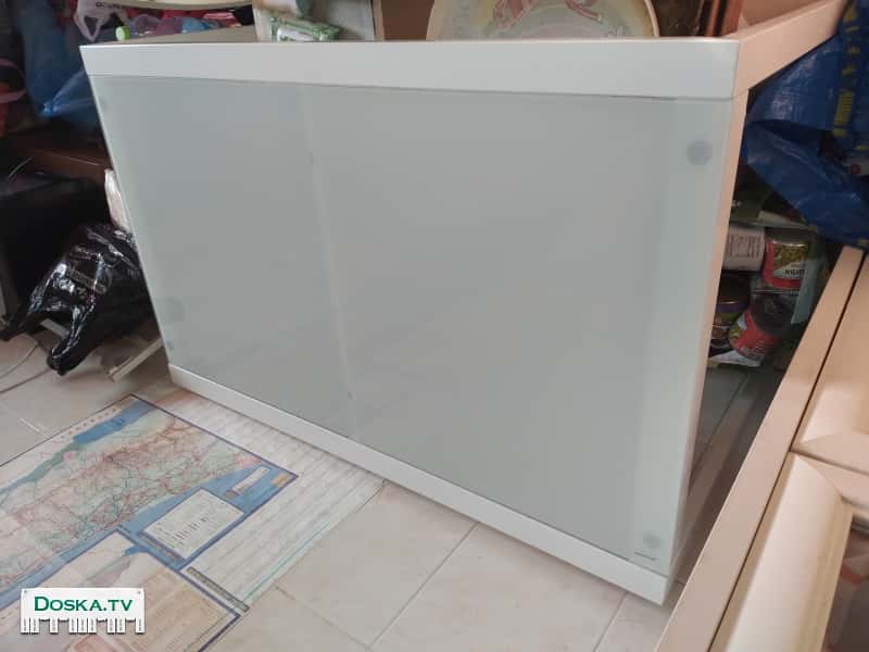 стеклянный шикарный стол.