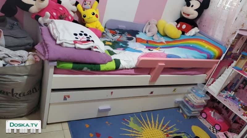 Кровать детская + ещё выдвижная вторая кровать с ящиками и