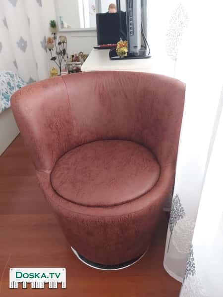 Кресло вращающееся кожаное.