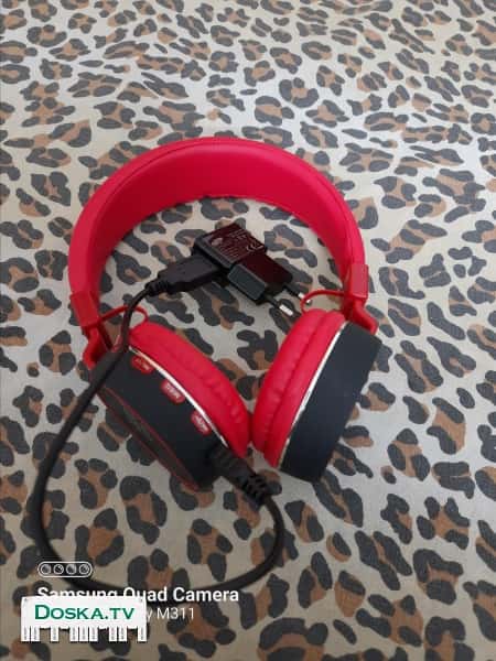 Продаются наушники. Подсоединение через блютуз и проводом