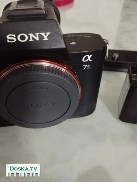 готовый сет фотоаппарат,два объектива,пять батареек,два зарядных устройства,пульт ДУ,Nd фильтр,горячий башмак,клетку