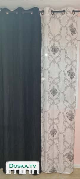 Пара штор с рисунком и пара чёрных. Каждая пара за