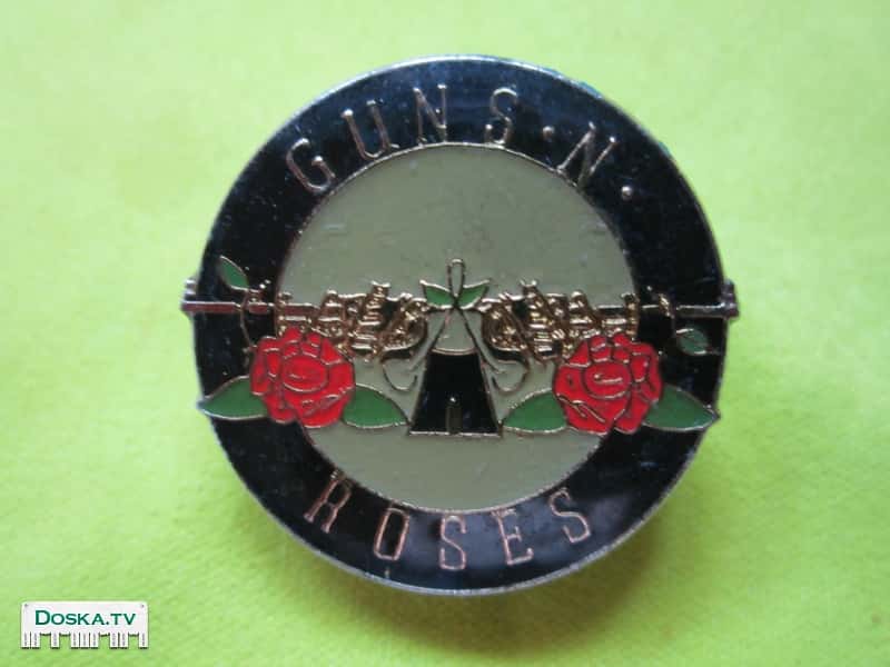 Фирменный значок рок группы "Guns and Roses".  По видимому