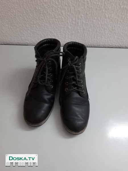 Продаются ботинки размер 38. Цвет чёрный. Прошитые. Состояние хорошее.