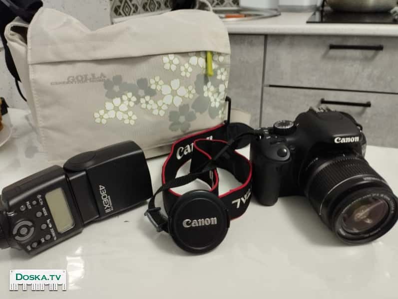 зеркальный фотоаппарат в идеальном состоянии плюс абсолютно новая фотовспышка (стоит