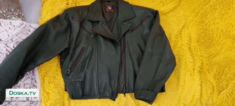 Продаю кожаную куртку косуху, женскую. Зелёного цвета, коротенькая, эффектная, с