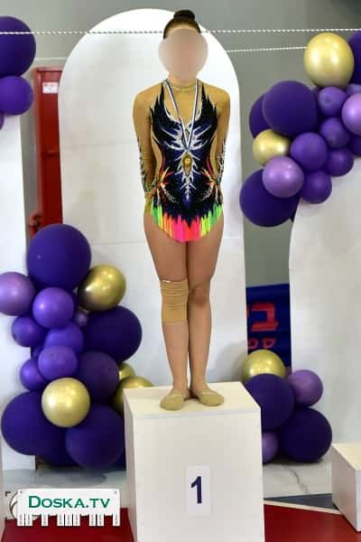 Купальник для художественной гимнастики с рукавами. Ношенный, но в хорошем