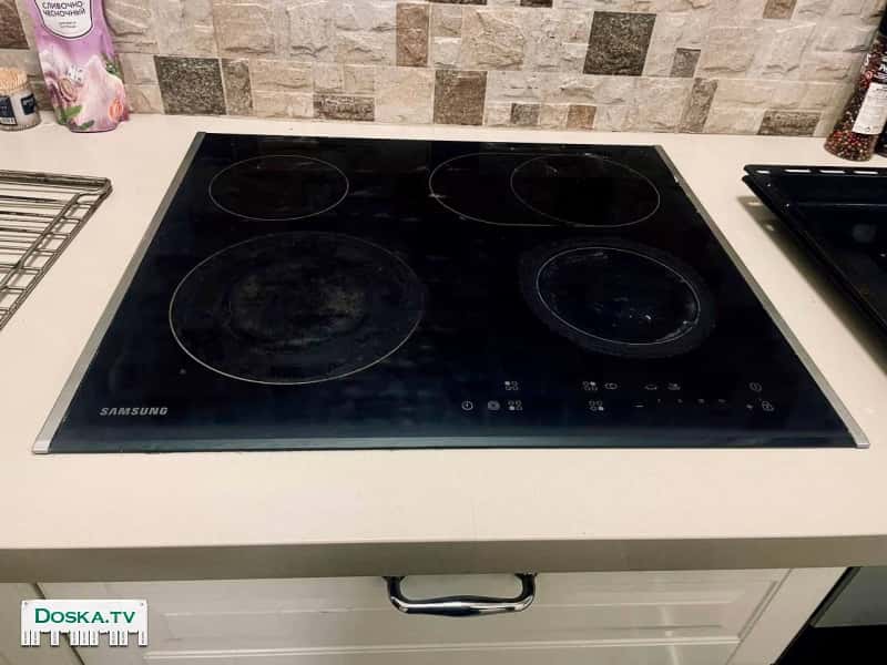 полностью рабочую электроплиту  Греют все 4 конфорки  400