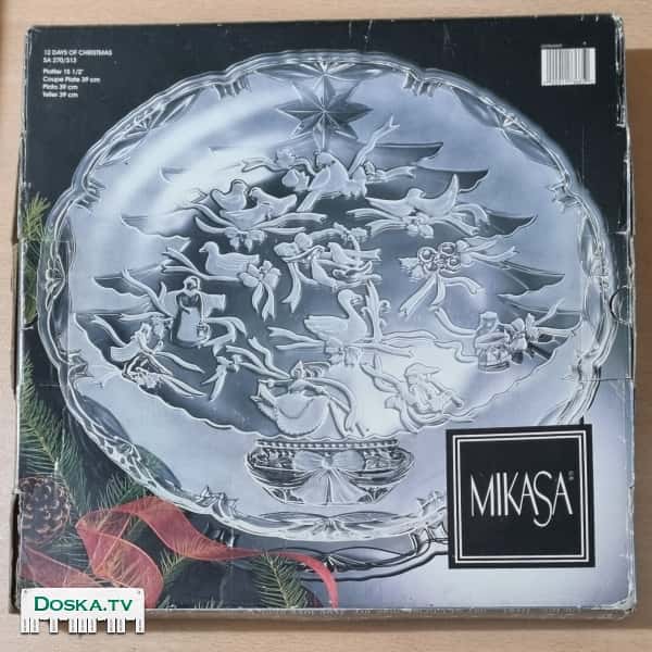 Большое и тяжёлое блюдо, изображающее 12 дней Рождества. Диаметр 40