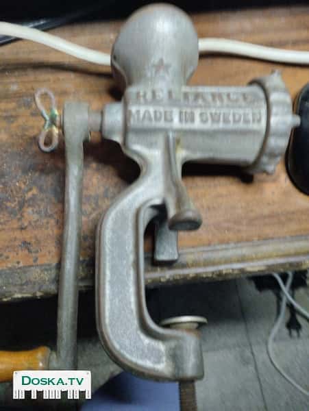 Старая добротная вЭщь. Одновременно - экспонат. Полностью исправна. Котлеты выходят