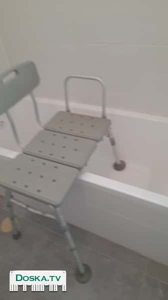 Ставить на вану чверху, чтобы помочь стариам или инвалидам купаться.