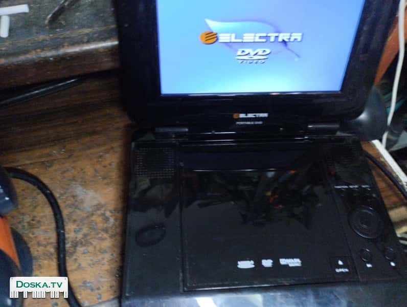 Мини ДВД видео плеер. Отлично работает. Для любителей ретро.