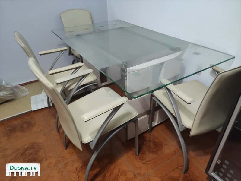 стол стеклянная плата,стальной каркас.4 кожаных стула цвет кремовый.Состояние отличное.Производство Германия.Самовывоз.