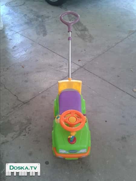 Детская музыкальная машинка "Bimba" с ручкой сзади, в отличном состоянии.