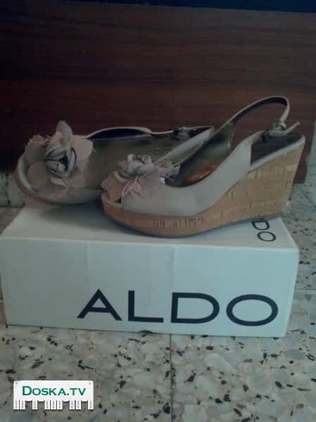 кожаные босоножки светло-кофейного цвета и коричневые кожаные туфли, все в