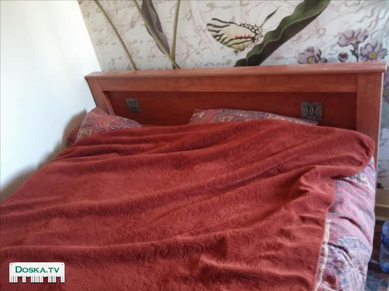 Устойчивая. В хорошем. Состоянии Прилагаются. 2 тумбочки