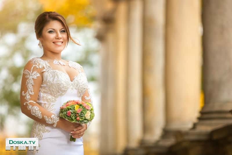 платье очень красивое.одевалось один раз на 4 часа.выглядит как новое.могу