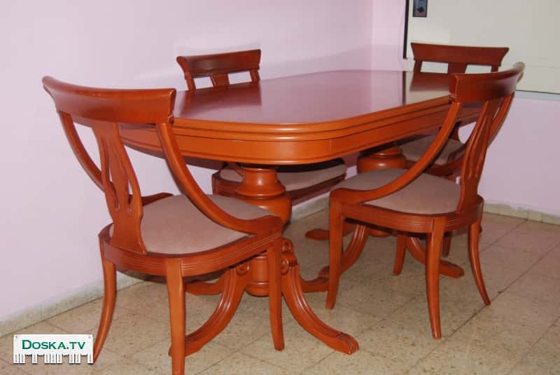 В связи с переездом : Стол, 4 стула-полукресла.