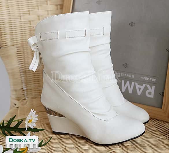 Совершенно новые женские сапожки белого цвета на платформе. Размер 35-36.