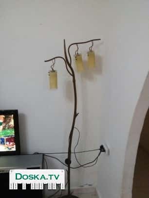 красивый светильник с тремя лампочками