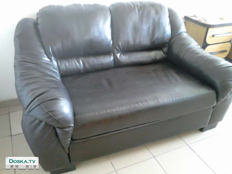 Двухместный диван из натуральной кожи - черный цвет. В очень