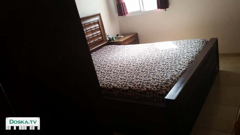 Двухспальная кровать с матрасом и две тумбочки, натур дерево, темно