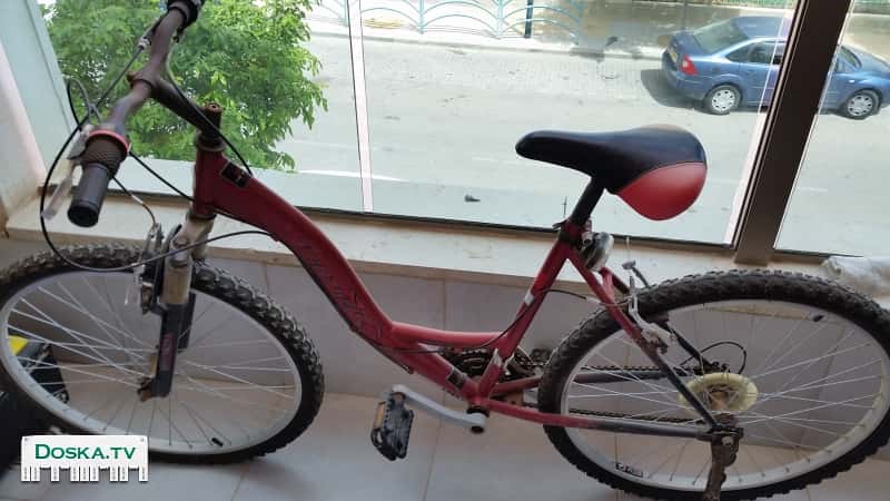 Велосипед цвет бордо для поездки по улице. Велосипед предназначен для