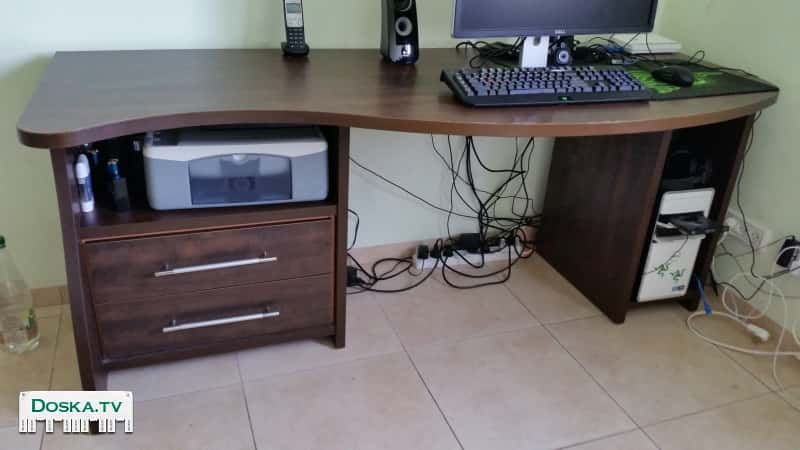 Стол письменный. Темно коричневый цвет. 180/65/75. 2 ящика. В хорошем