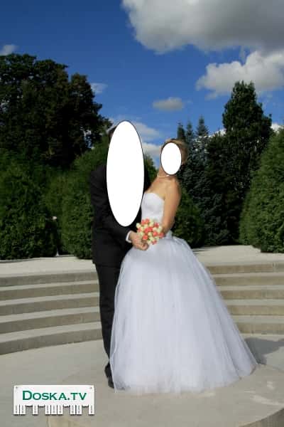 Белое свадебное платье. Размер S М. Сзади - корсет -шнуровка.