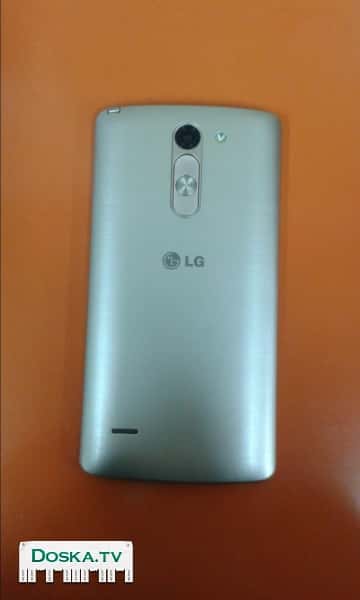 Телефон в отличном состоянии...золотистого цвета, без царапин использовался в чехле