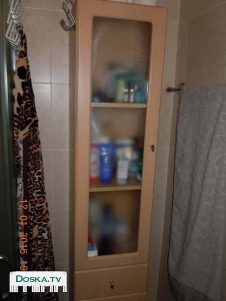 Шкаф-пенал для ванной с полками внутри, дверца с матовым стеклом.