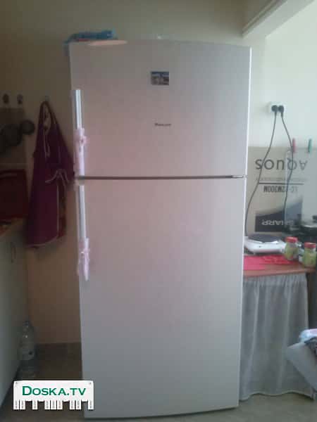 Холодильник двухкамерный в отличном состоянии, цвет шампань. 1300 шек.